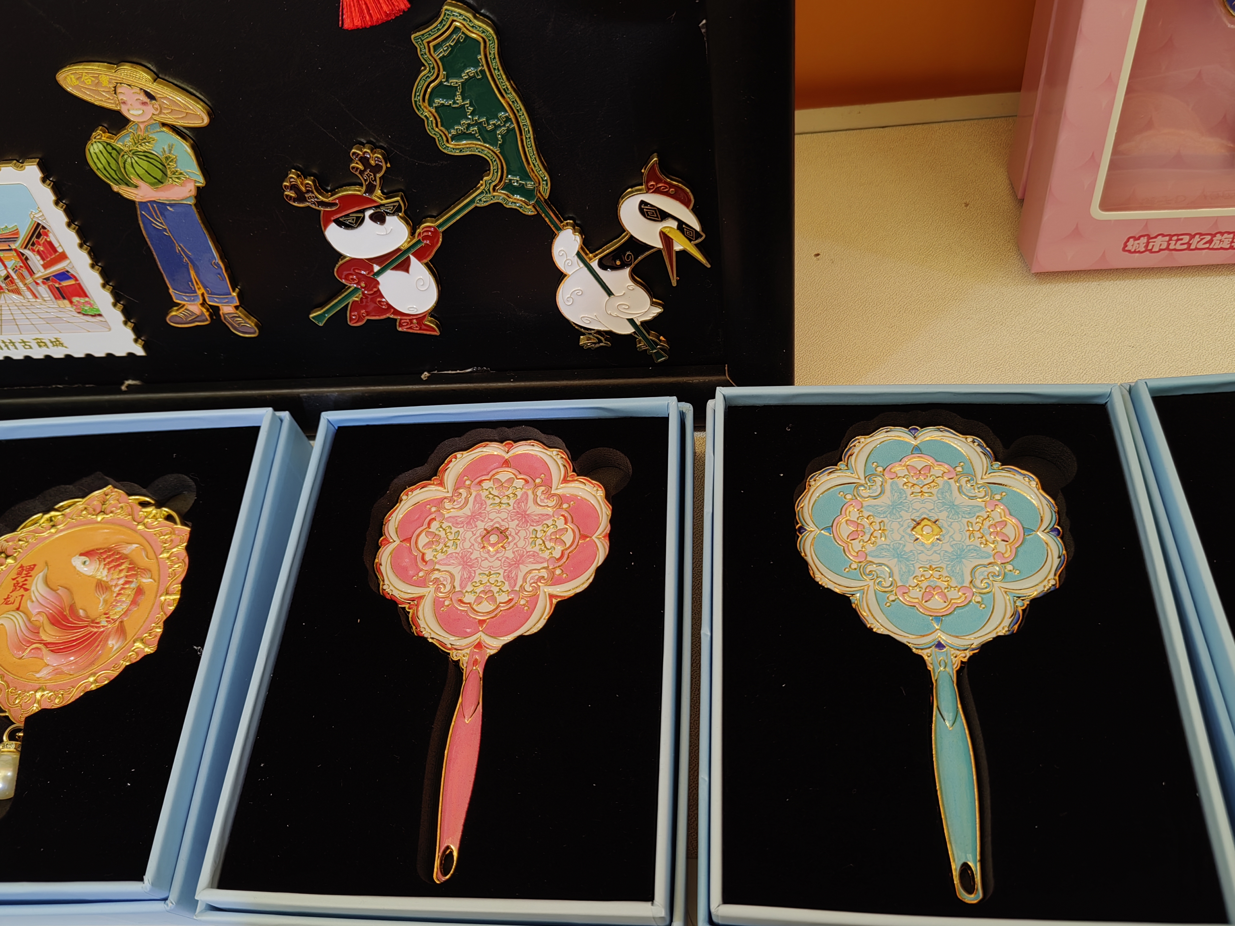 Bonnie Craft จัดแสดงแม่เหล็กติดตู้เย็นต่างๆ ที่ Shanghai New International Expo Center